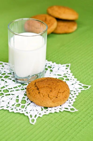 Copo de leite e biscoitos de aveia . — Fotografia de Stock