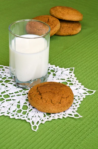 Copo de leite e biscoitos de aveia . — Fotografia de Stock