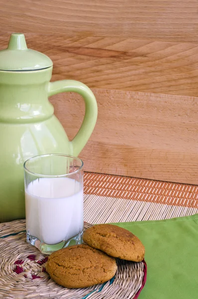 Biscoitos e leite — Fotografia de Stock