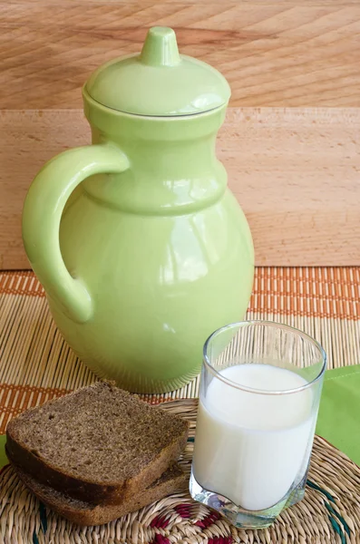 Pão de centeio e leite — Fotografia de Stock