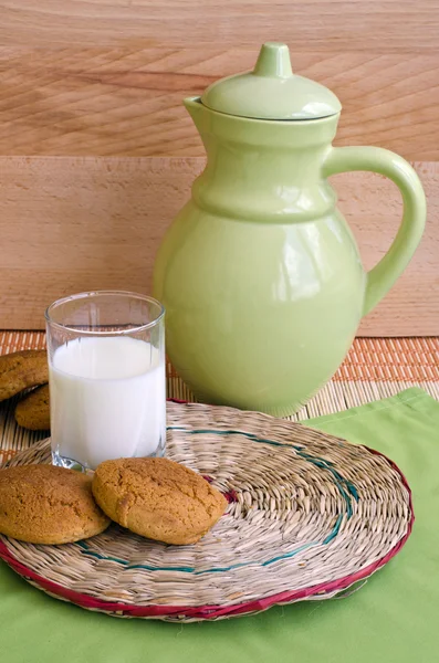 Biscoitos e leite — Fotografia de Stock