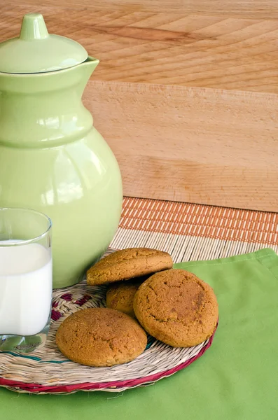 Biscoitos e leite — Fotografia de Stock