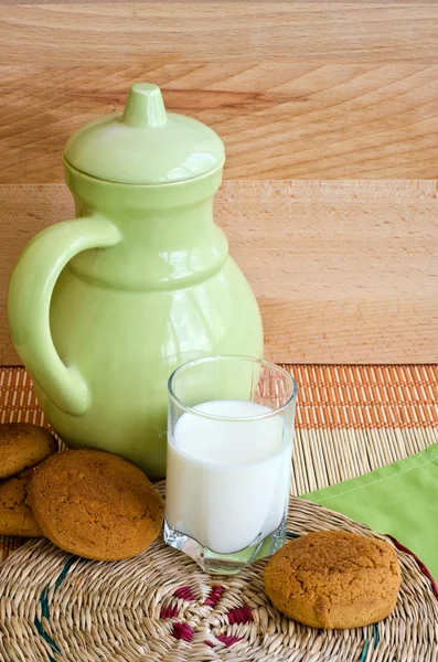 Biscoitos e leite — Fotografia de Stock