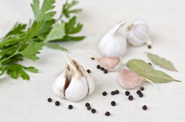 sarımsak sebze maydanoz baharat ile