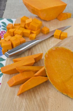 Çiğ kabak yemek pişirmek için hazırlanıyor