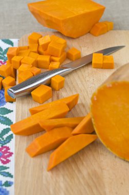 Çiğ kabak yemek pişirmek için hazırlanıyor