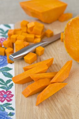 Çiğ kabak yemek pişirmek için hazırlanıyor