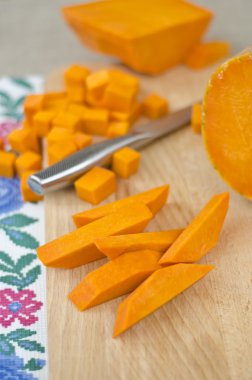 Çiğ kabak yemek pişirmek için hazırlanıyor