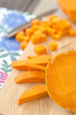 Çiğ kabak yemek pişirmek için hazırlanıyor