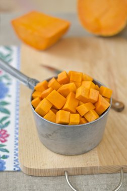 Çiğ kabak yemek pişirmek için hazırlanıyor