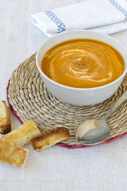 Kızarmış balkabağı çorbası..