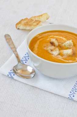 Kızarmış balkabağı çorbası..