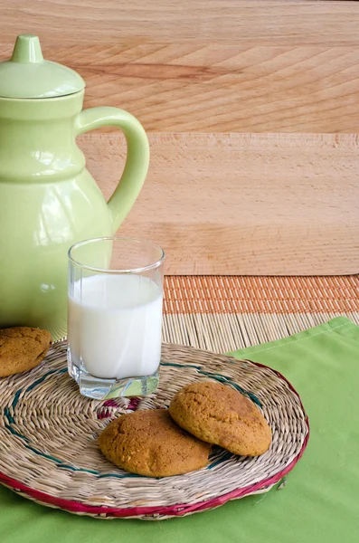 Biscoitos e leite — Fotografia de Stock