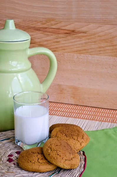 Biscoitos e leite — Fotografia de Stock