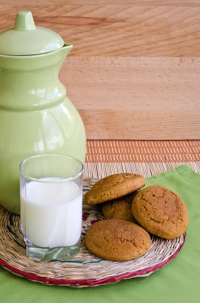 Biscoitos e leite — Fotografia de Stock