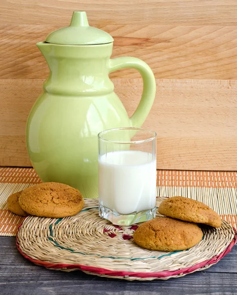 Biscoitos e leite — Fotografia de Stock