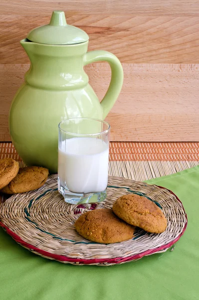 Biscoitos e leite — Fotografia de Stock