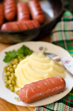 Izgara sosis ve patates püresi