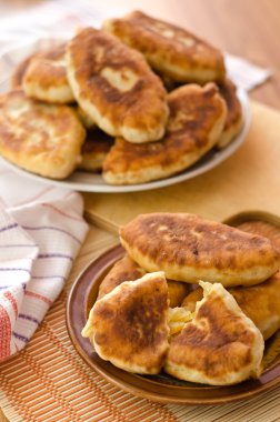 Kızarmış taze lezzetli pasties