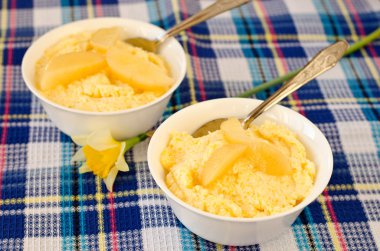 Polenta ve armut dilimleri