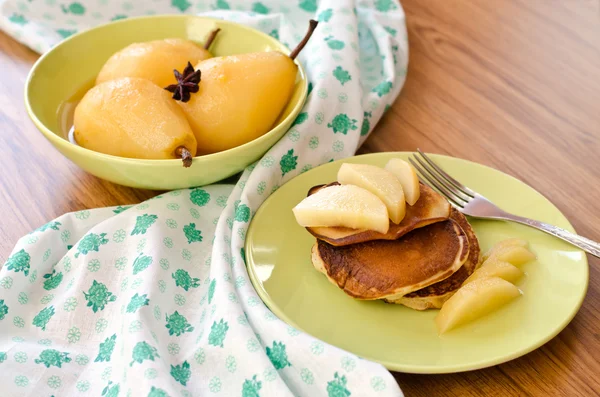 Pear stewed in citrus juice and pancakes — Stock Photo, Image