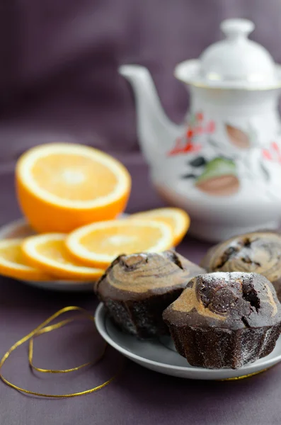 Chocolate cake and orange — Stock Photo, Image