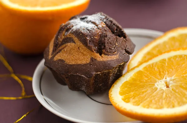 Chocolate cake and orange — Stock Photo, Image