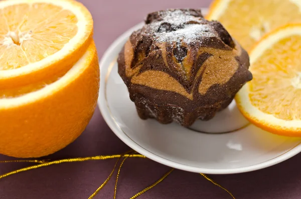 Chocolate cake and orange — Stock Photo, Image