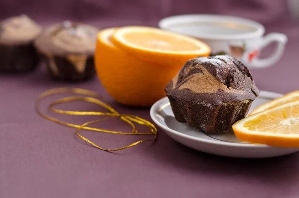 Chocolate cake and orange — Stock Photo, Image