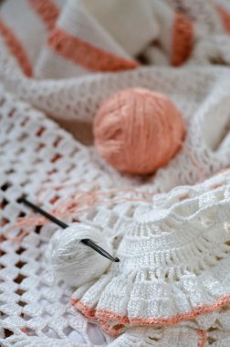 Beyaz iplik ile tığ işi.