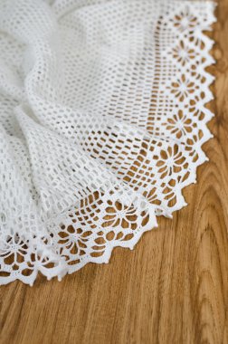 Beyaz iplik ile tığ işi.