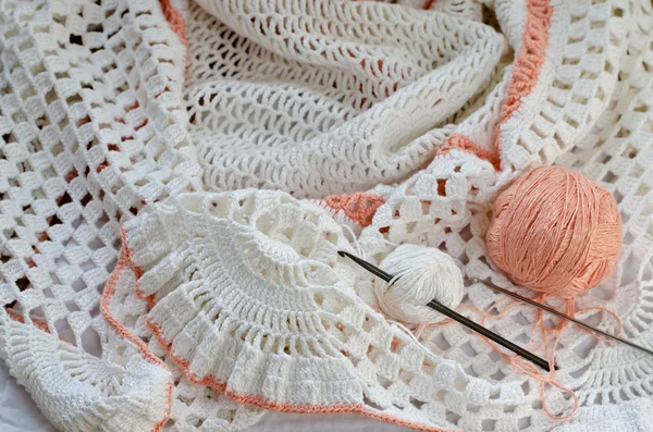 Crochet with white yarn.