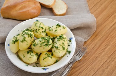 Haşlanmış patates ve ekmek