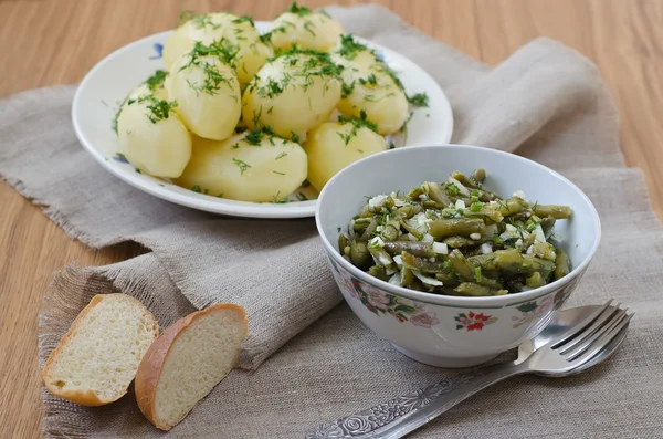 Marinated green beans and boiled potatoes — Stock Photo, Image