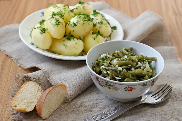 Marinated green beans and boiled potatoes — Stock Photo, Image