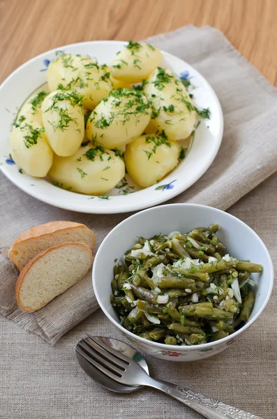 Marinated green beans and boiled potatoes — Stock Photo, Image