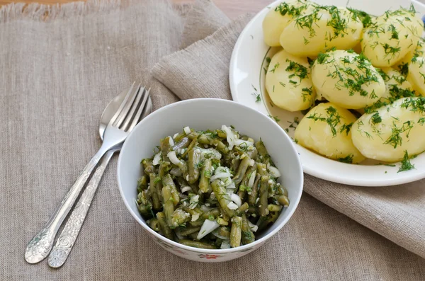 Marinated green beans and boiled potatoes — Stock Photo, Image