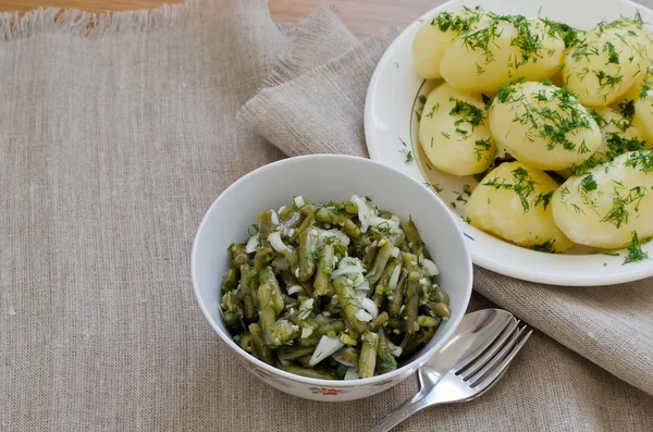 Marinated green beans and boiled potatoes — Stock Photo, Image