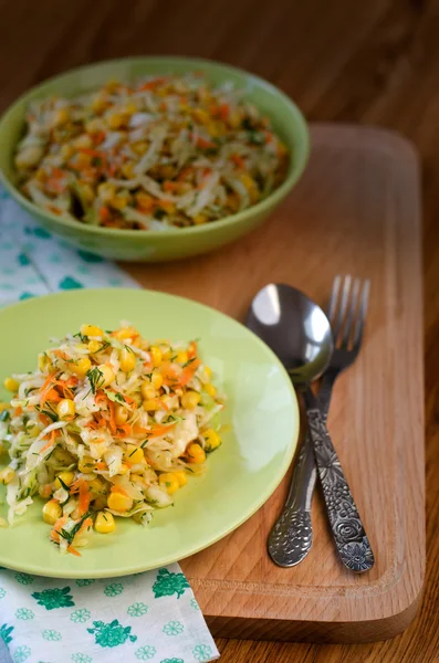 Salat mit frischem Gemüse. — Stockfoto