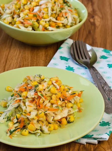 Salat mit frischem Gemüse. — Stockfoto