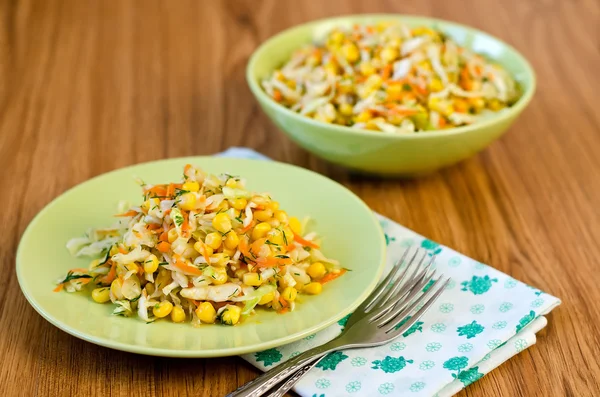 Salat mit frischem Gemüse. — Stockfoto