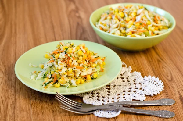 Salat mit frischem Gemüse. — Stockfoto