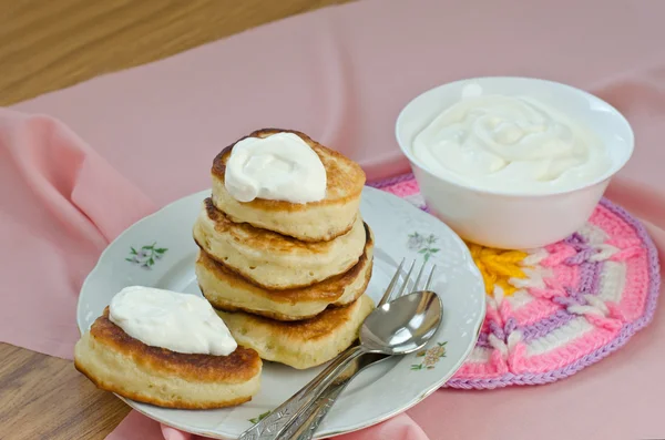 사 우 어 크림으로 맛 있는 수 제 팬케이크. 로열티 프리 스톡 사진