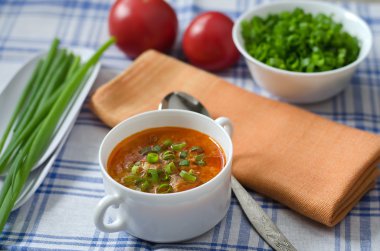 pirinç ve et ile domates çorbası