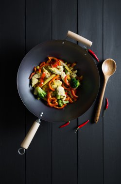 Bir tavada tavuk salata