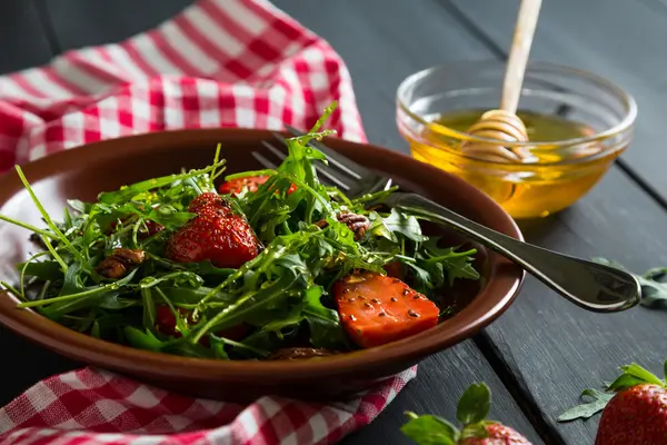 Roka fındık ve bal ile yararlı çilek salatası