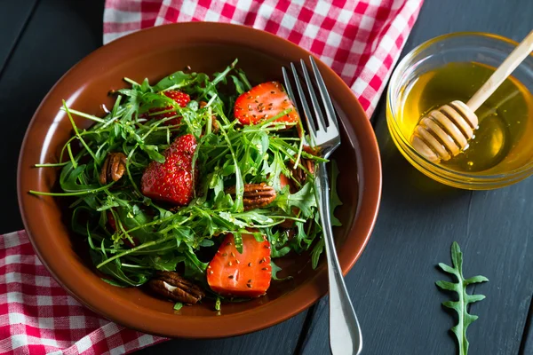 Roka fındık ve bal ile yararlı çilek salatası