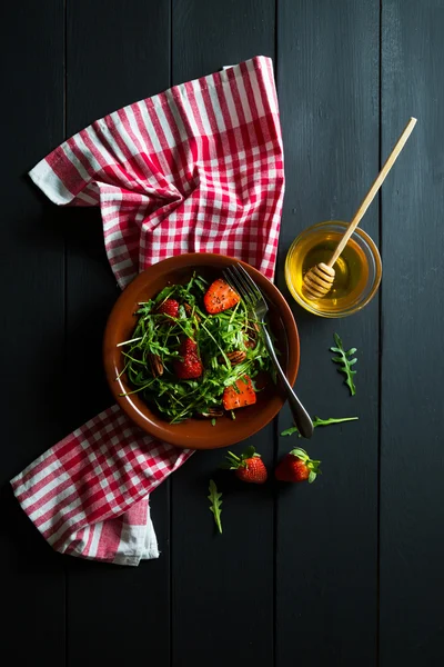 Ensalada de fresas con rúcula y miel — Foto de Stock