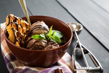 Çikolatalı dondurma waffle ile