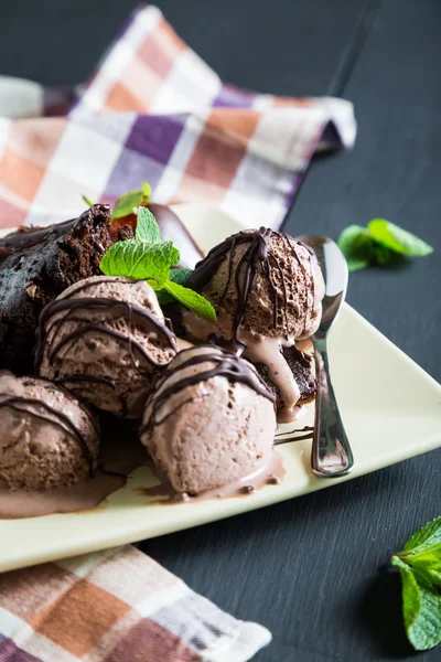 Schokoladeneis mit Brownie — Stockfoto